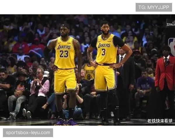 戴维斯携手队友默契出击，助球队季后赛表现亮眼开启新篇章