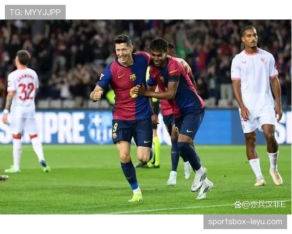 莱万凌晨四点喝蛋白粉的样子，像极了我熬夜刷他豪宅视频