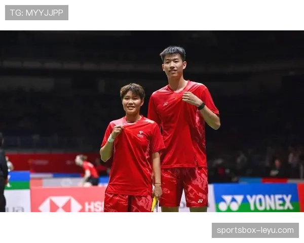 看黄东萍机场随手一提行李，我就在旁边默默数月薪