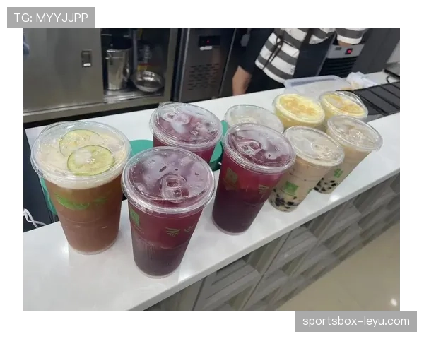 崔家溪训练完回家路上顺手买了杯奶茶，结果被粉丝认出来狂拍——他喝的那杯是全糖加双倍珍珠